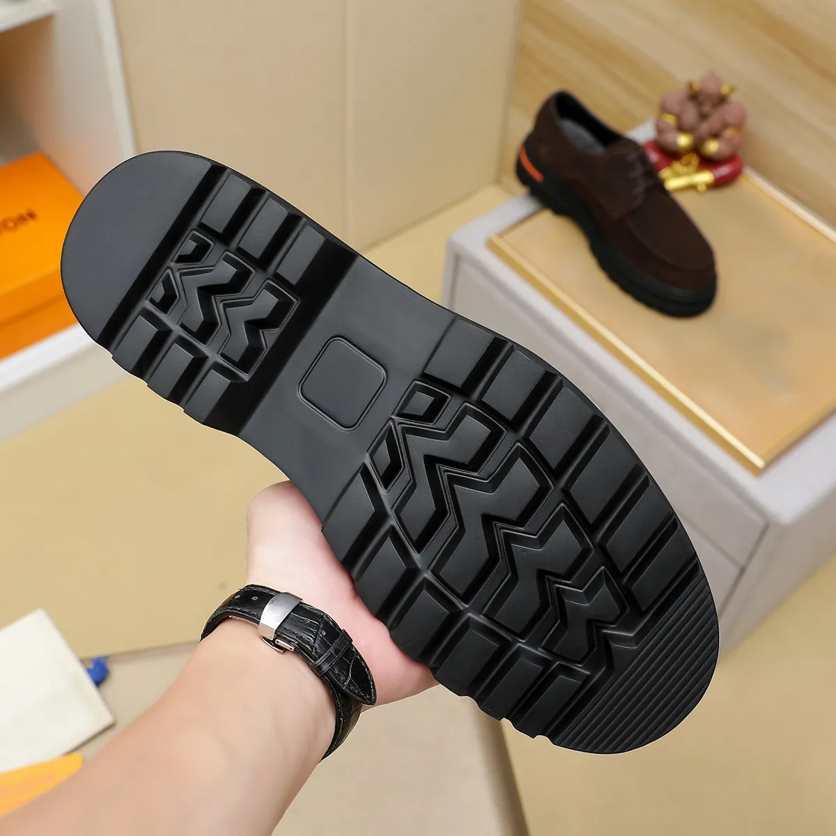 Men's shoes 💰660 💰 Louis Vuitton LV ® Autumn and Winter 🆕 models 🔛Full shoe counter First layer cowhide, 🐂Leather lined casual shoes for men, super soft outsole, essential for driving. Counter synchronization Original first layer cowhide Completely 1:1 mold customization 🌹Top version, 2 colors available! Number: 38-45 (37.46. Customized)